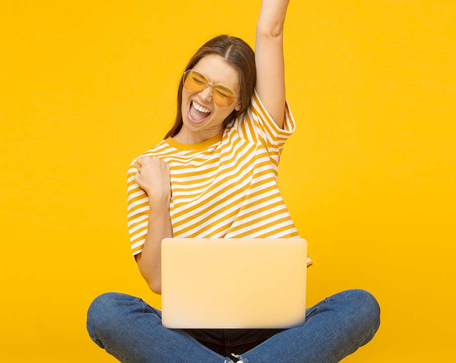 Existenzgründung Coaching für Heilpraktiker Junge Frau jubelt mit Laptop – Symbol für erfolgreichen Start und Existenzgründung im Coaching