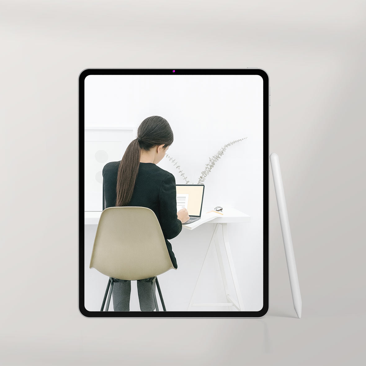 Person arbeitet konzentriert am Tablet als Symbol für inhaltliche Vertiefung im Website-Coaching