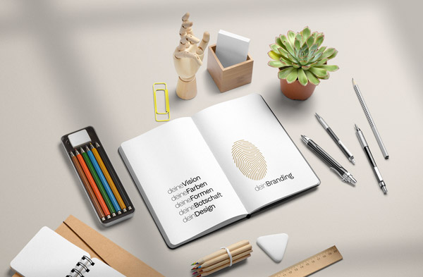 Arbeitsplatz mit Skizzenbuch, Stiften und Gestaltungselementen als Symbol für Corporate-Design-Coaching für Heilpraktiker