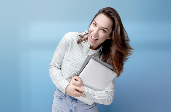 vorschau_Existenzgründungs-Coaching für Heilpraktiker – sicher starten Frau mit Tablet und motiviertem Ausdruck als Symbol für Existenzgründungs-Coaching für Heilpraktiker