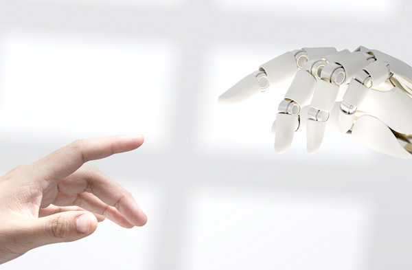 Menschliche Hand und Roboterhand nähern sich einander als Symbol für KI-Coaching im Heilpraktiker-Umfeld