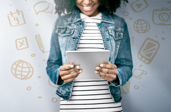 Frau nutzt Tablet als Symbol für Social-Media-Coaching und digitale Sichtbarkeit für Heilpraktiker