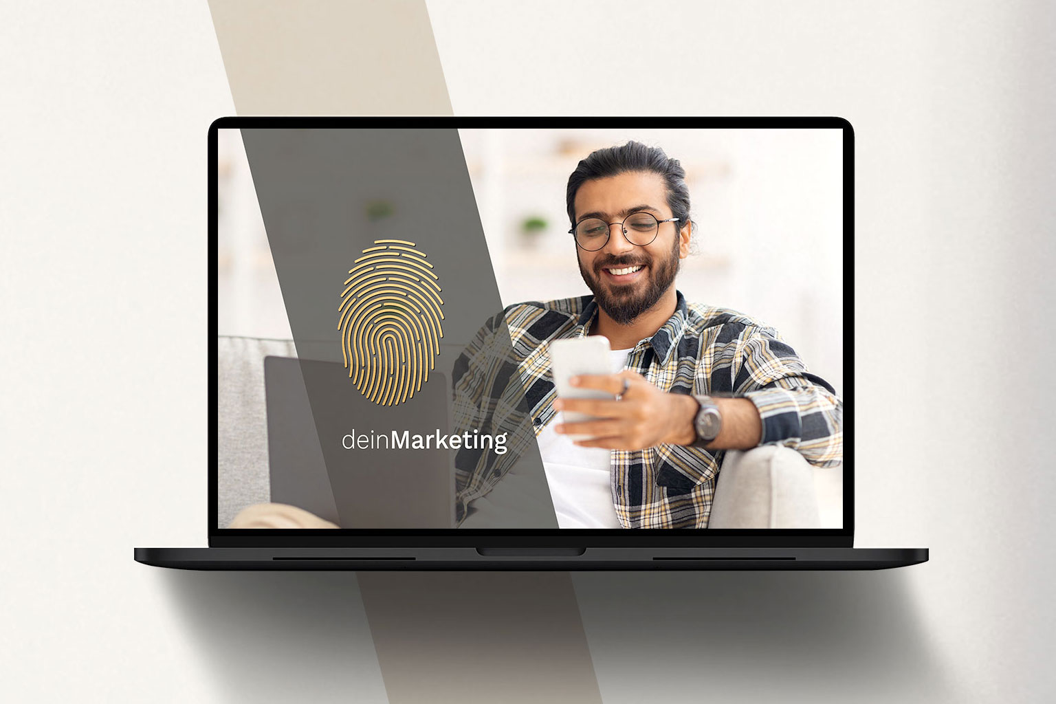 Person mit Smartphone vor Laptop als Symbol für modernes Marketing-Coaching