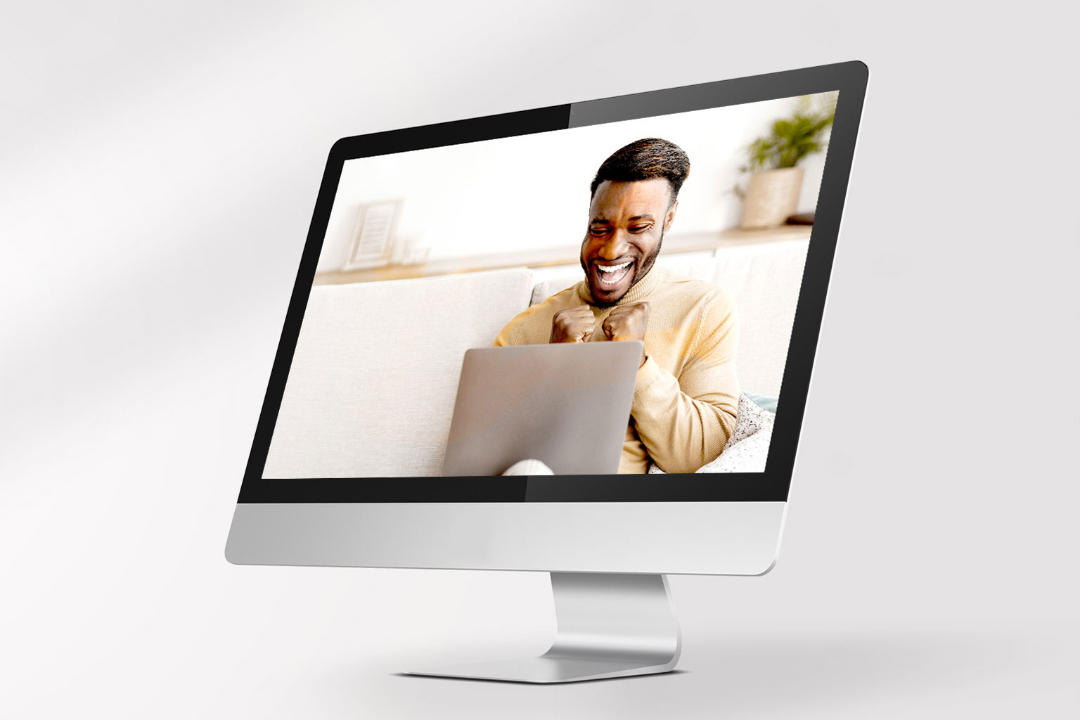 Person am Desktop-Computer als Symbol für neue Website-Angebote und digitale Sichtbarkeit