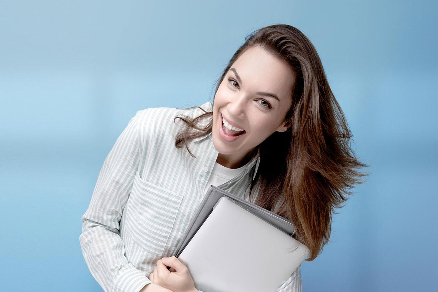 Person mit Unterlagen als Symbol für Existenzgründungs-Coaching bei HeilpraktikerCoaches