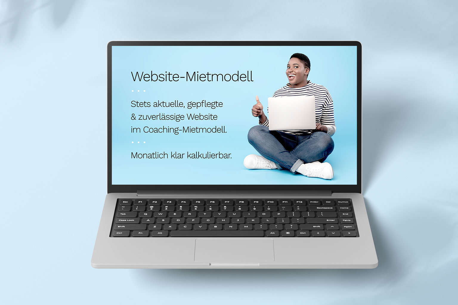 Person sitzt vor einem Laptop mit Hinweis auf das Website-Mietmodell von HeilpraktikerCoaches